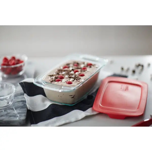 Pyrex Easy Grab 1.5qt Loaf Dish with Red Plastic Cover - 1090991