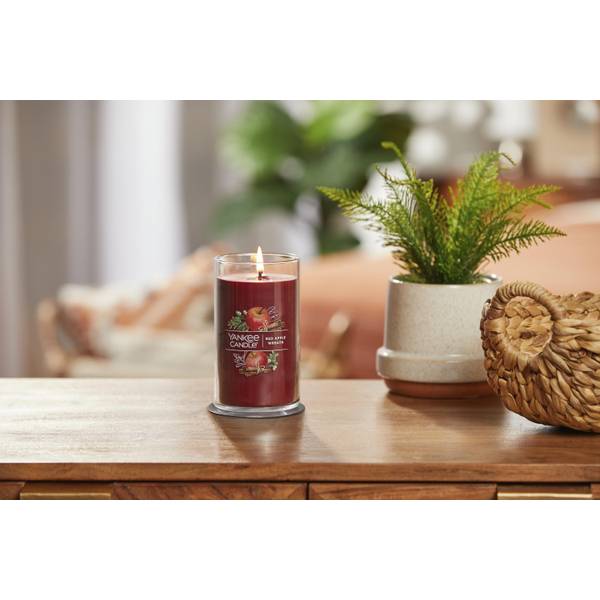 Yankee Candle Red Apple Wreath Medium Pillar Jar Candle - 1727016