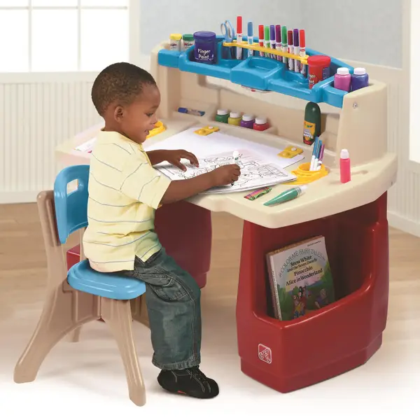 Step 2 Deluxe Art Master Desk - 702500