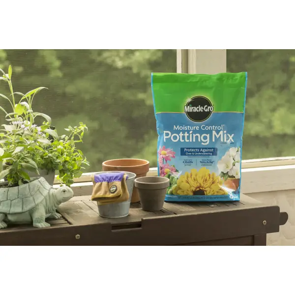 Miracle-Gro Moisture Control Potting Mix